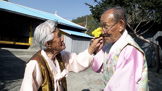 感动全网纪录片102岁女主去世!与夫相守76年,朴素爱情惹哭观众(组图) - 10
