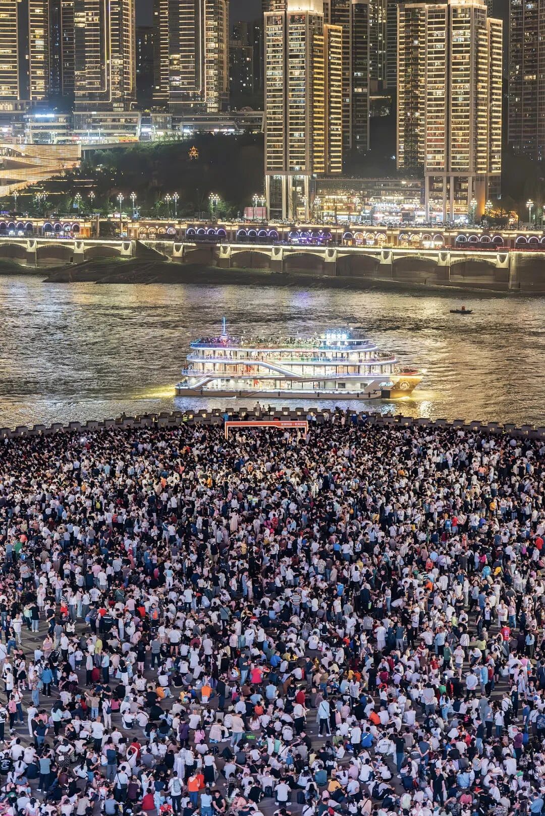 被官方痛批的“男菩萨”,让多少景区晚节不保?(组图) - 2