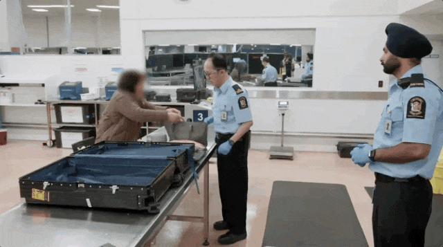 中国大妈入境新西兰,行李箱内衬藏香烟,当场被罚868纽币,称“朋友放的”(组图) - 13
