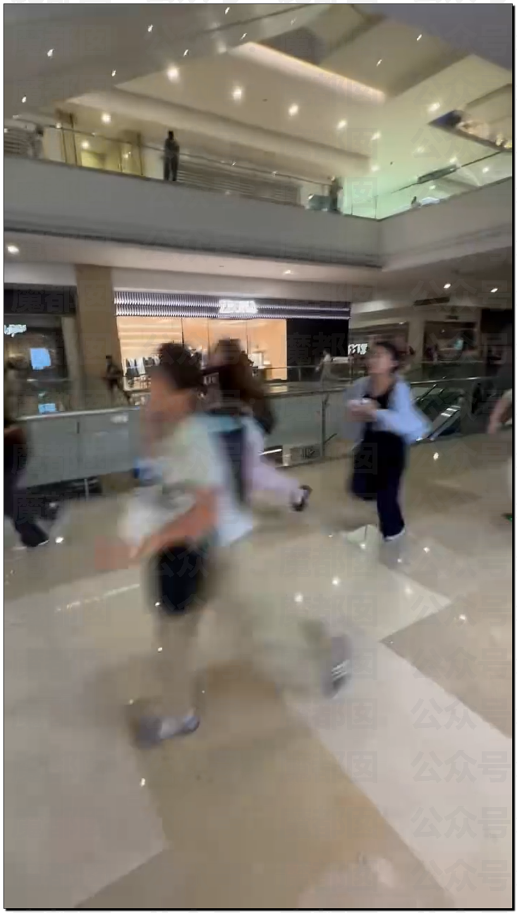 张凌赫粉丝活生生挤爆玻璃大门!多人流血受伤+摔倒在玻璃渣上(组图) - 66