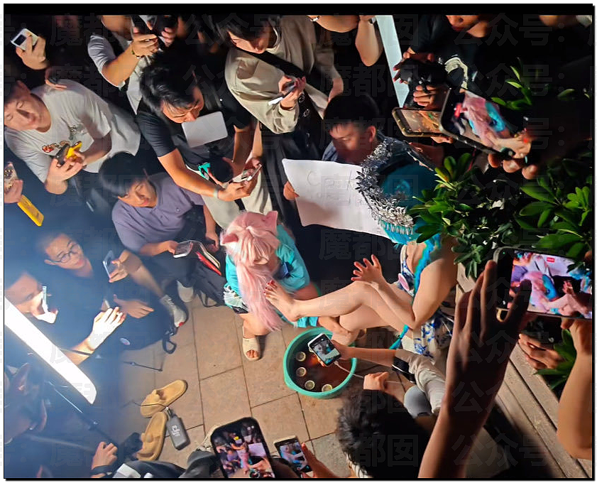 毁三观！中国女coser卖洗脚水，50元/杯遭哄抢（组图） - 3