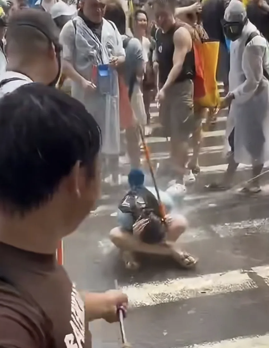 云南泼水节骚扰霸凌事件引争议!有人强开路过车泼水,还有的围攻落单女性(组图) - 25