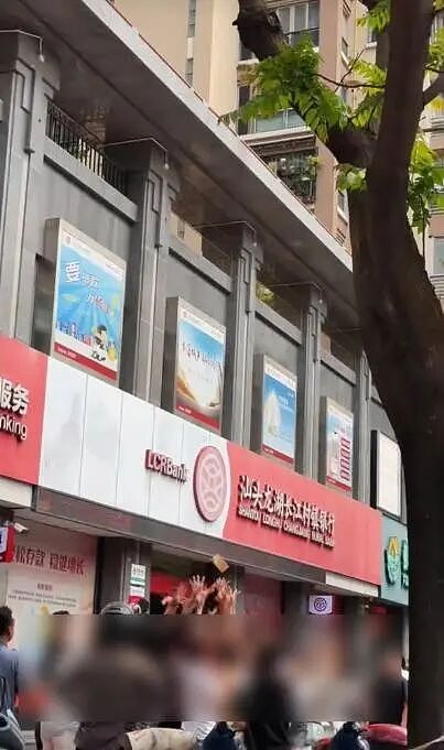 汕头一小区有人狂撒百万港币，引人群争抢！物业：是真币 - 2