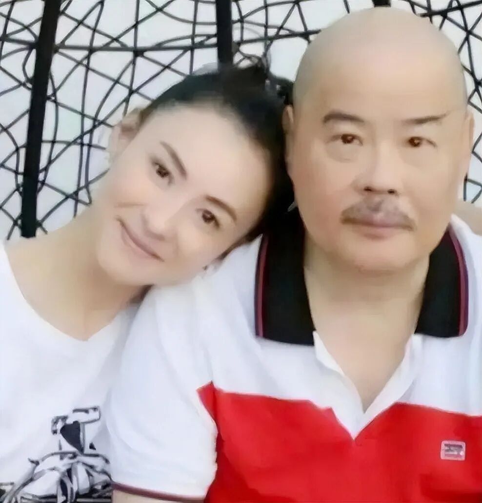 16岁未婚先孕，3次离婚，55岁出道拍三级片！她的人生比女儿张柏芝还传奇（组图） - 4