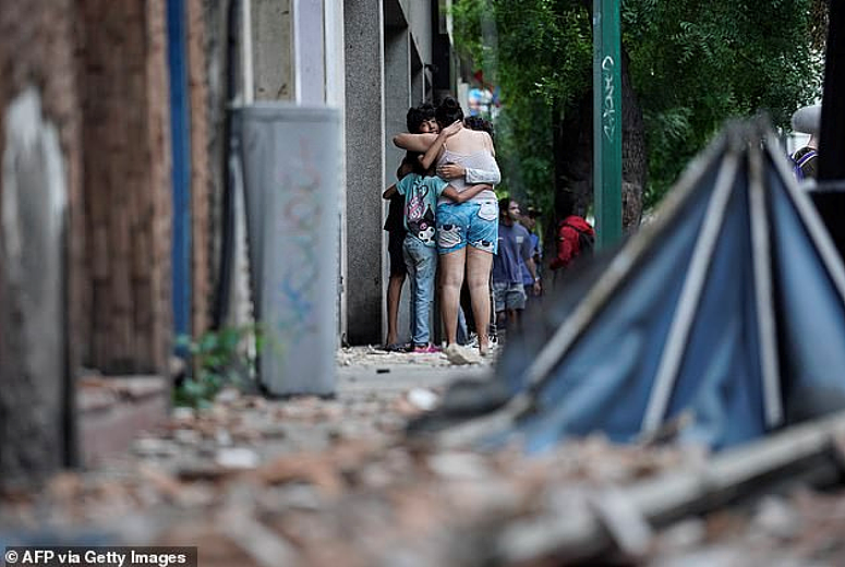 百年来最强震！委内瑞拉1分钟连发两次7级强震，首都建筑成片坍塌，死亡人数恐达10万（组图） - 24