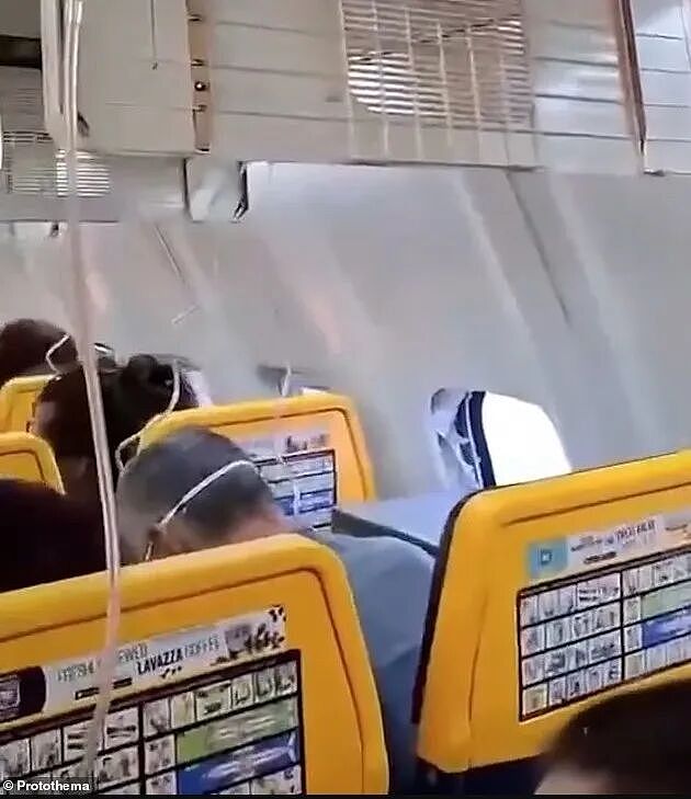 高空惊魂!飞机飞至2万英尺舷窗突然脱落,61岁乘客被吸出机外,妻子拼死拉住丈夫 - 2