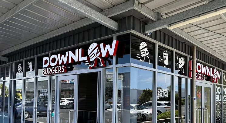 新西兰知名汉堡品牌再倒一家店！成本涨、客流跌、外卖抽成高！餐饮业倒闭潮仍在继续（组图） - 1