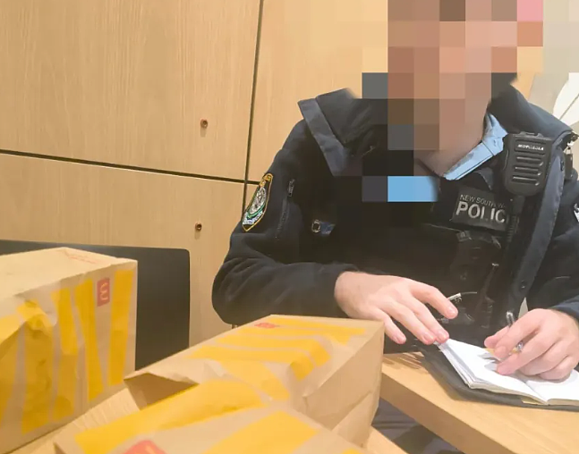 悉尼麦当劳惊魂！华人女子被掰断手指，警方一句“分不清亚洲人脸”引众怒（组图） - 3