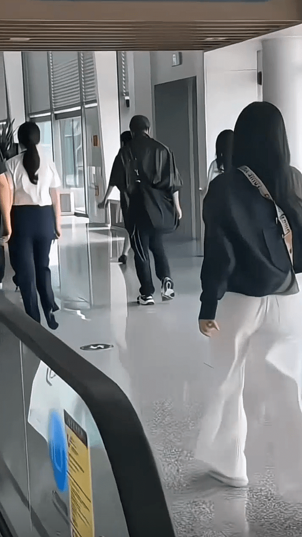 谢霆锋丧父后首次现身，一身黑衣赴青岛工作！港媒曝谢贤辞灵仪式仅3人现身！张柏芝曾加急安排两个儿子返港尽孝！王菲全程隐身！ - 12