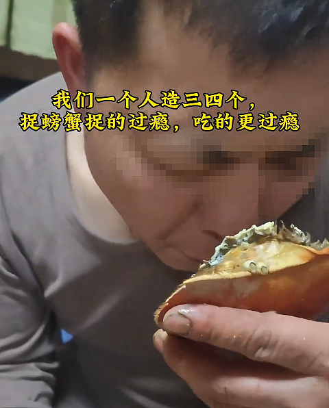 炸锅! 两名华人在加拿大捕捞大量珍宝蟹:,在船上现蒸