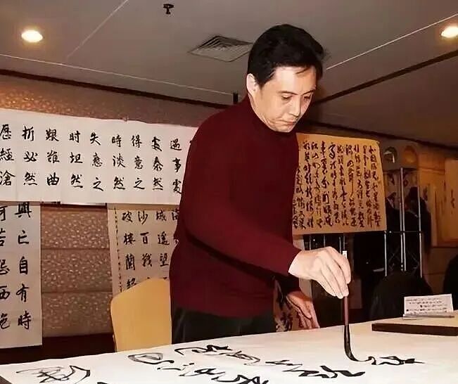 他被谢霆锋打成重伤，妻子6次流产后离婚，现在靠卖卤肉谋生（组图） - 7