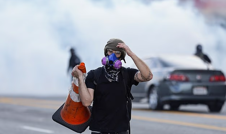 全美抗议升级!水泥块砸向警察、催泪弹弥漫街头,多地爆发正面对抗(组图) - 28