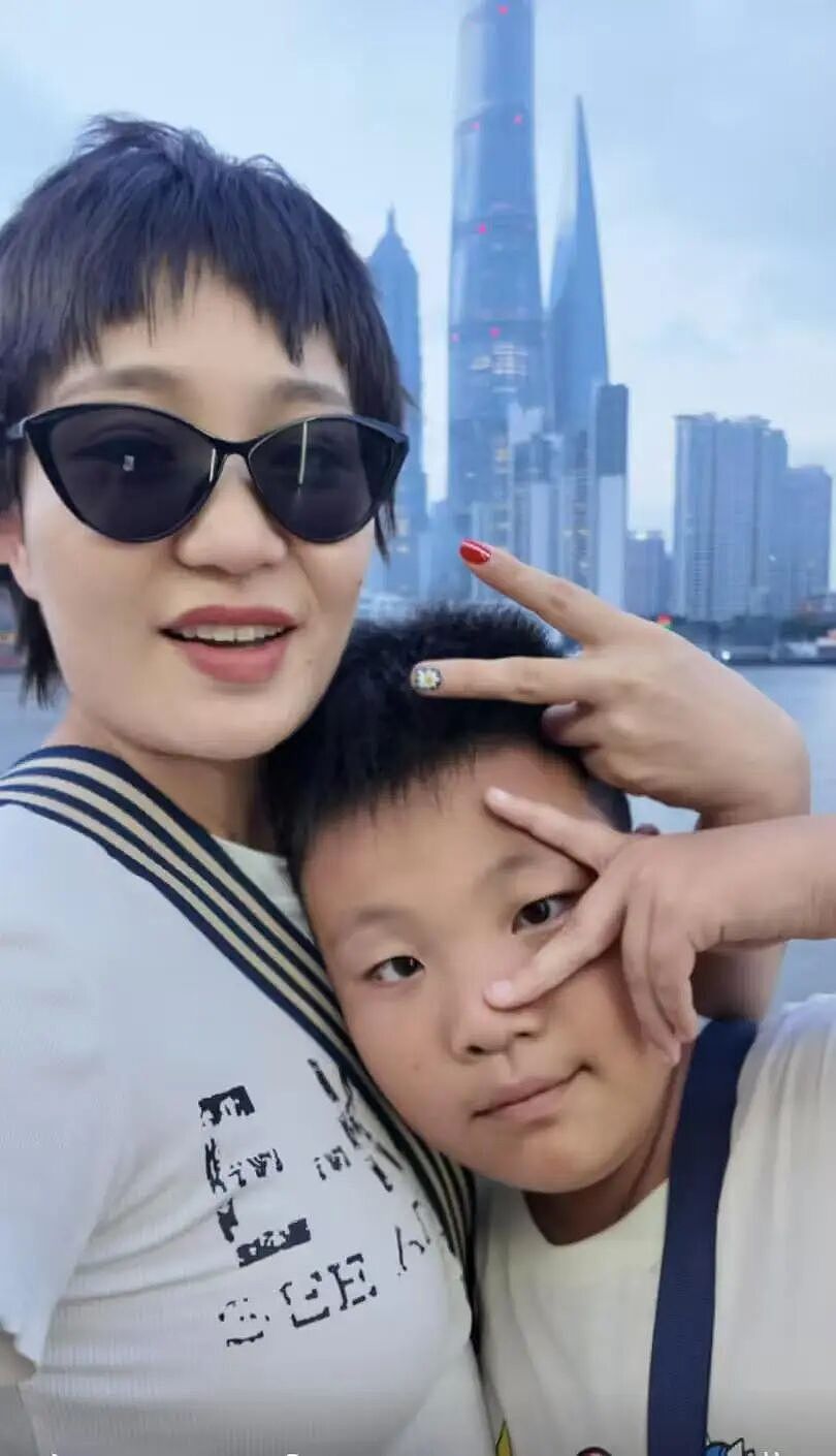 600万粉丝求同款的小孩哥,全靠背后的“摆烂妈”? - 5