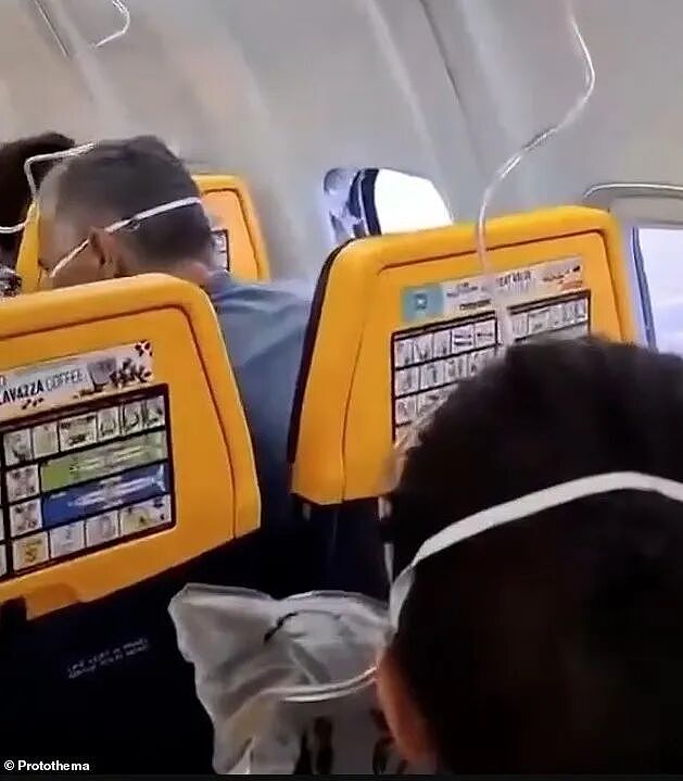 高空惊魂!飞机飞至2万英尺舷窗突然脱落,61岁乘客被吸出机外,妻子拼死拉住丈夫 - 4
