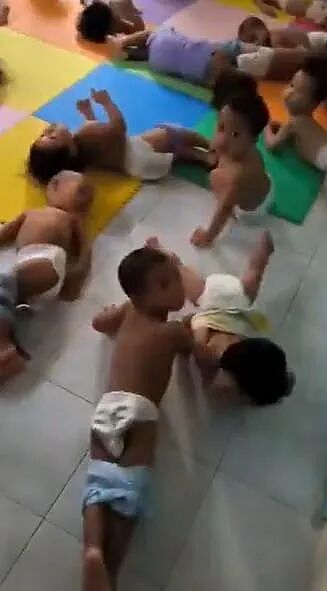 高端托儿所监控曝光:表面温柔耐心,背地把几十个娃扒光捆绑?这?!(组图) - 3
