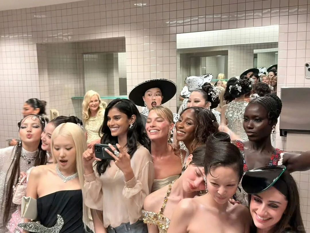 罕见炸场!BLACKPINK全员亮相Met Gala!Lisa大胆前卫,Jennie化身美人鱼(组图) - 32