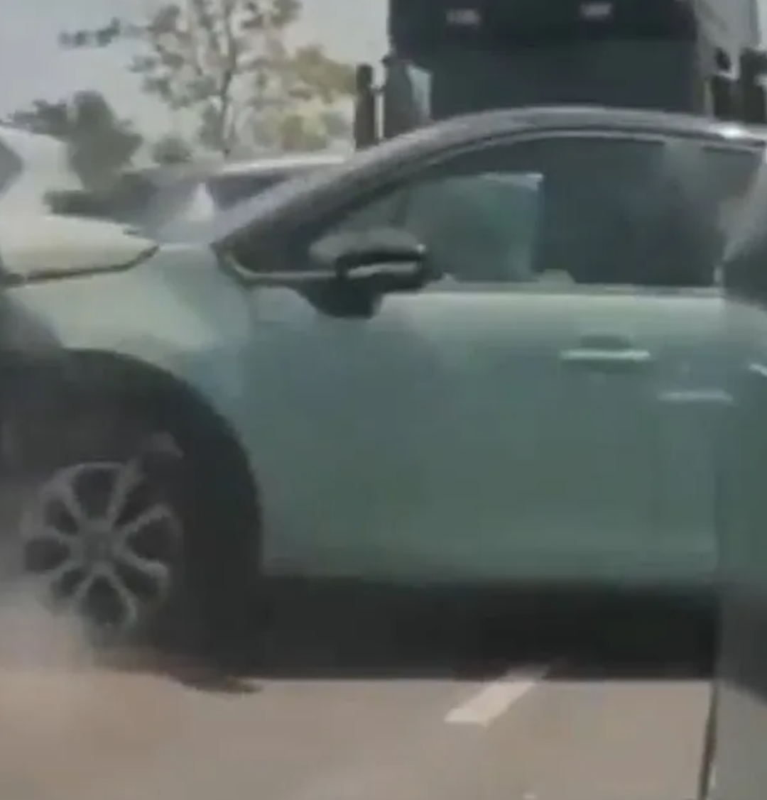 惊魂一刻！重型卡车失控连撞23车，车体严重扭曲变形，满地残骸（组图） - 3