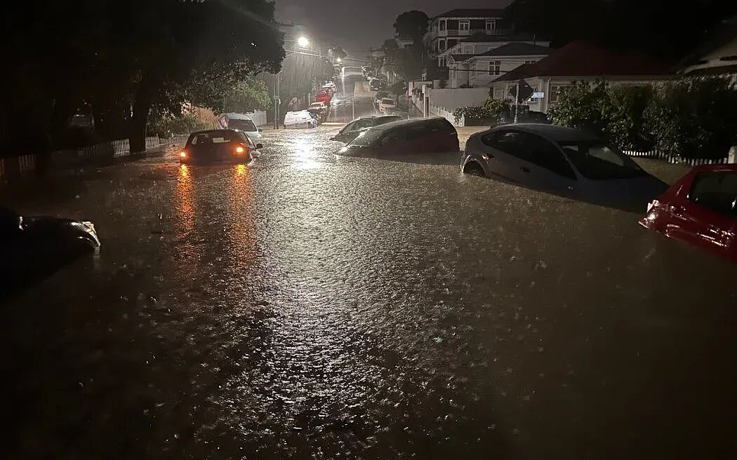 3死1重伤！社区命案！首都遭暴雨来袭！数十辆车漂在水面上！多区被淹！已开放紧急避难点！新西兰紧急扩容柴油储备！新增9天库存 - 1