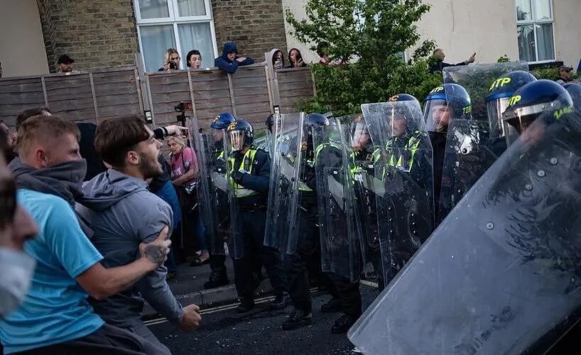 英国男生被移民连捅数刀，警察到场轻信“种歧”，反将受害者拷住！男生在绝望中死去...（组图） - 22