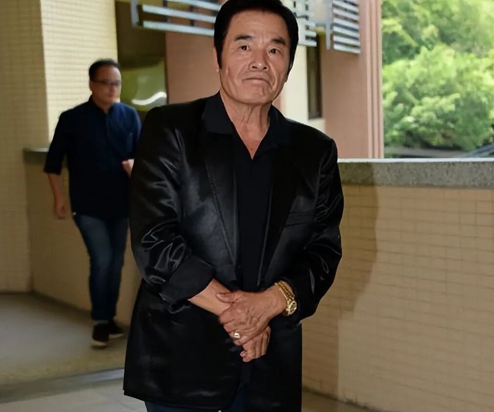 6个老婆同住豪宅,每人“月薪”7万!71岁宝刀未老又娶娇妻!现实版“韦小宝”(组图) - 12