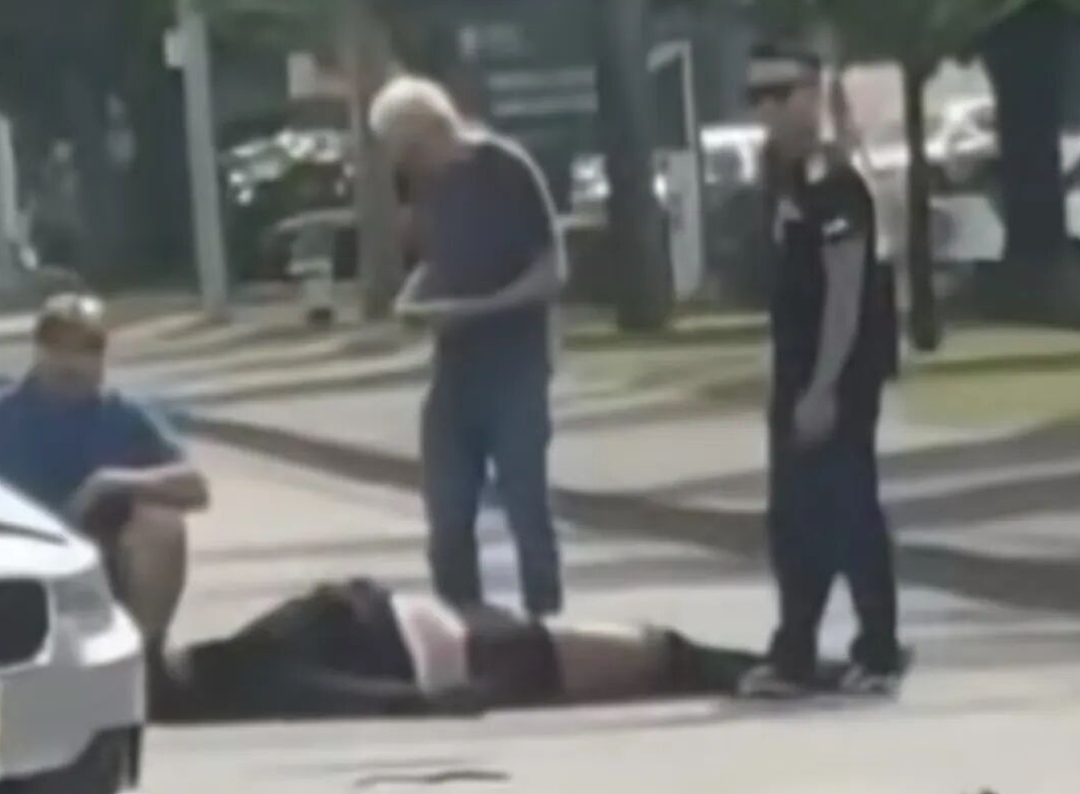 离奇车祸!摩托车“起飞”挂在红绿灯上,视频流出后全网炸了...(组图) - 3