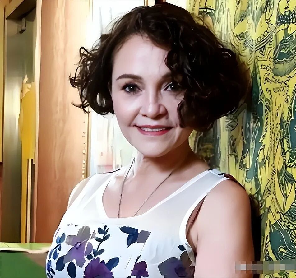 16岁未婚先孕，3次离婚，55岁出道拍三级片！她的人生比女儿张柏芝还传奇（组图） - 1