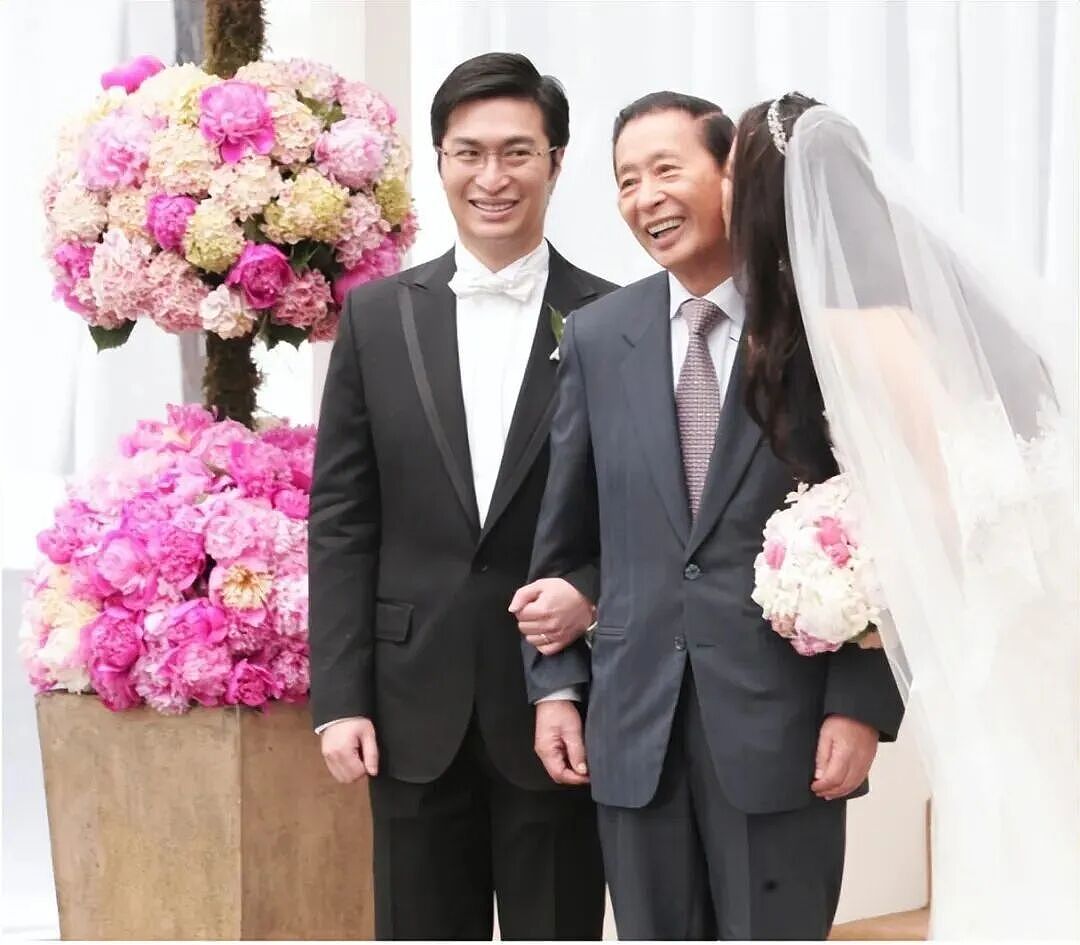 港圈震动！徐子淇神隐3年王者归来！9年生4胎站稳脚跟，从“千亿儿媳”到“豪门主母”，43岁的她，活成人生赢家！ - 7