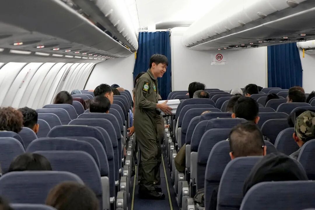途中遇不明飞行物、带200+同胞穿越危险空域...新加坡空军亲述中东撤侨内幕！（组图） - 14