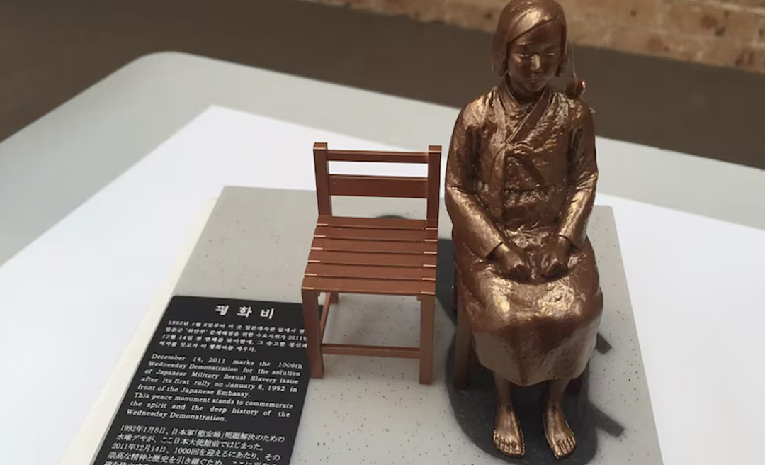 美国争议网红在韩国亵渎慰安妇雕像,亲吻雕像还大跳热舞(组图) - 9