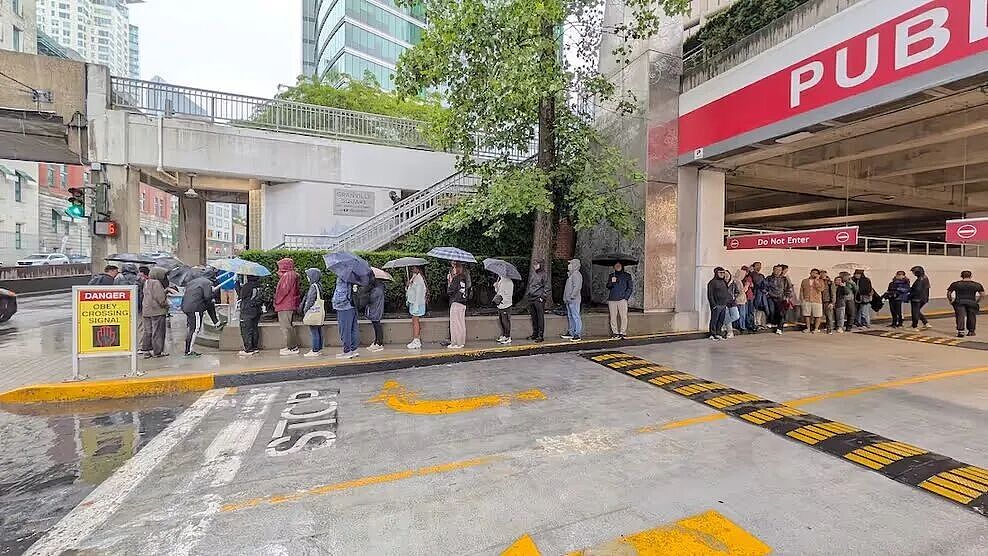 抢疯了！加拿大街头惊现超长人龙：数千人露营过夜、冒雨苦等（组图） - 8