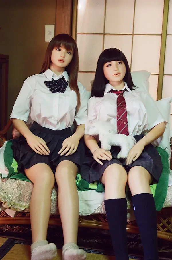 日本60岁大爷恋上硅胶娃娃!抛弃妻女后同居,带“她”四处约会游玩?(组图) - 7