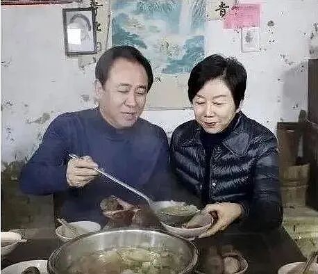 许家印前妻找了个年轻西人男友？一场千亿级别的资金转移！真相来了（组图） - 4