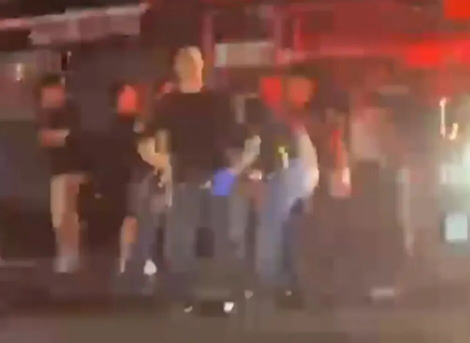 监控画面曝光!华男中餐馆内挥刀随机伤人,顾客惊慌逃命(组图) - 2