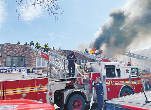 华人仓库爆三级大火！建筑烧毁殃及两店，华女称现场出现可疑男子，“看到起火才离开”（组图） - 3
