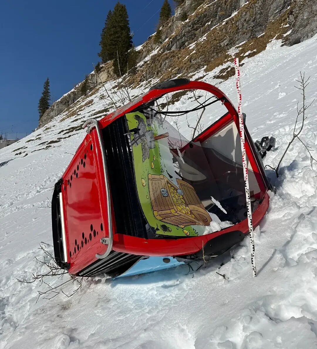 恐怖! 滑雪场缆车突然坠落，女游客惨死! 车厢翻滚坠下雪山（组图） - 1