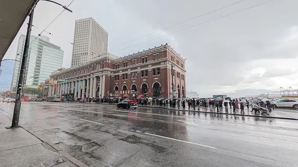 抢疯了！加拿大街头惊现超长人龙：数千人露营过夜、冒雨苦等（组图） - 1