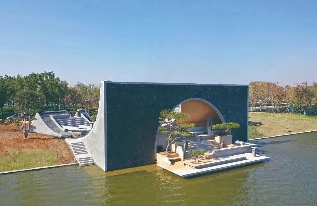 翻车了?中国美院教授设计的当代古典园林风“海月剧场”,被质疑是“滑板公园”!网友:绿化少了点 - 20