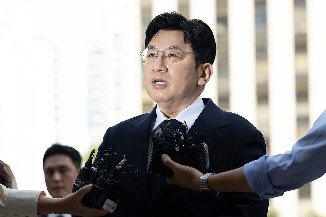 韩国娱乐大亨被警方申请拘捕，系防弹少年团老板！其被指IPO前涉嫌欺诈交易，获超2000亿韩元收益 - 1
