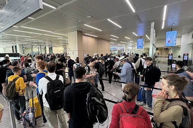 刚刚！海外父母团聚移民再收紧，大国紧急宣布，无限期暂停！ - 4