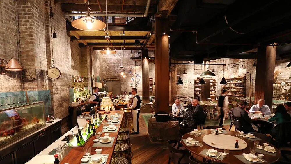 是亲爹吗！男子在澳洲知名中餐厅用餐，为了不付钱，竟用螺丝扎哭自己女儿！ - 2