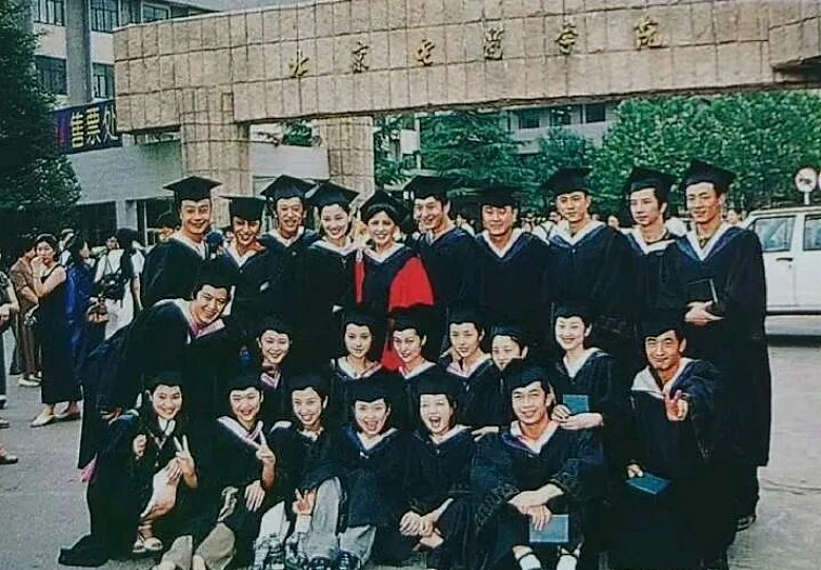 热搜！北电96班30周年聚会，赵薇罕见现身，同框陈坤黄晓明引爆全网回忆杀 - 9
