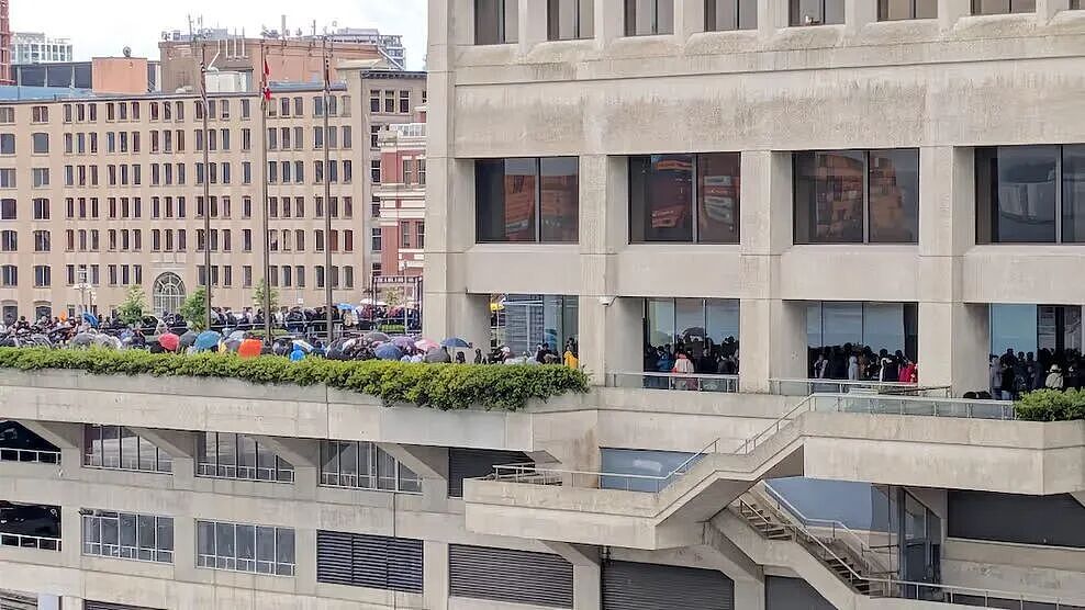 抢疯了！加拿大街头惊现超长人龙：数千人露营过夜、冒雨苦等（组图） - 18