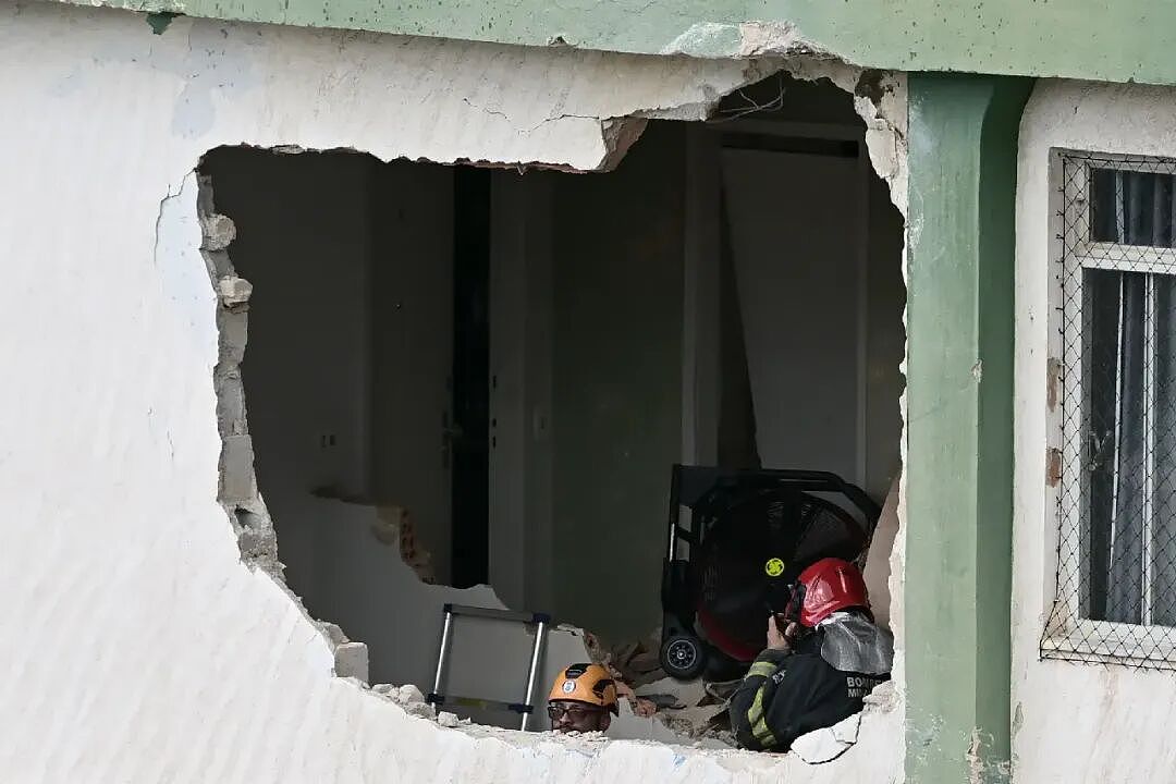 惨剧！飞机撞进居民楼致多人死伤，住户尖叫逃生，遍地残骸（组图） - 4