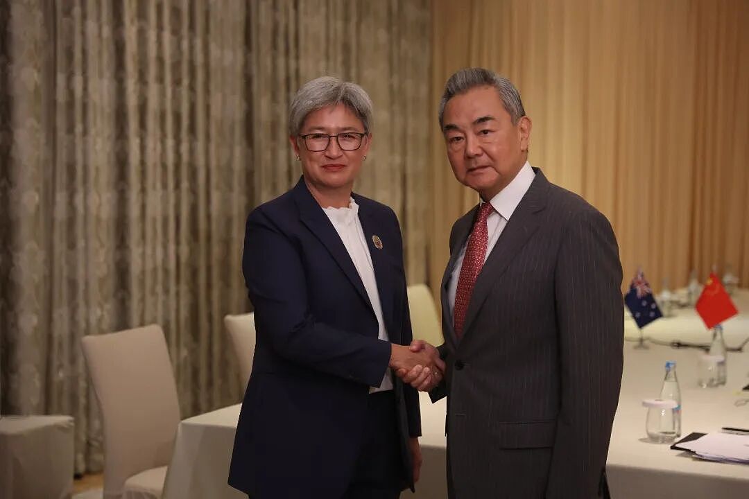 王毅会见澳大利亚外长黄英贤 - 1