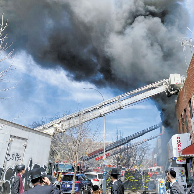 华人仓库爆三级大火！建筑烧毁殃及两店，华女称现场出现可疑男子，“看到起火才离开”（组图） - 1