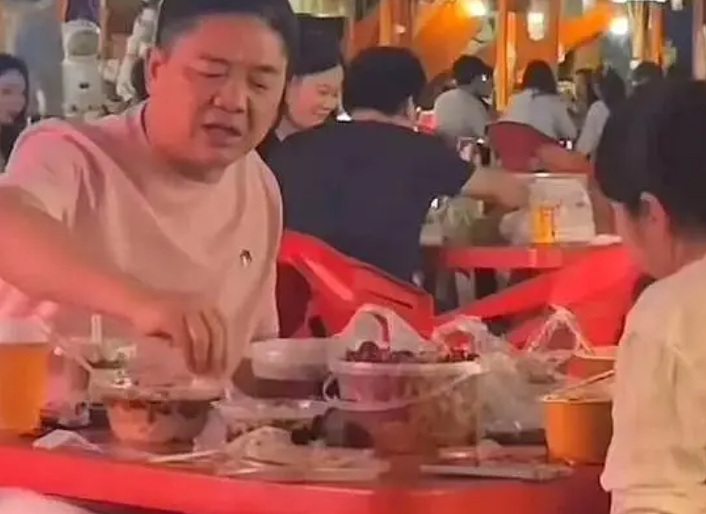 反差拉满!刘强东福州夜市被偶遇,粉衣嗦粉狂炫小龙虾,两女子陪同太接地气(组图) - 1
