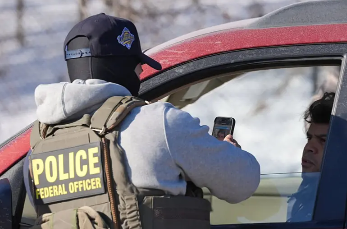 可怕!华男送包裹时竟被ICE直接抓走,查车风声鹤唳,华人不敢再跑这条线 - 2
