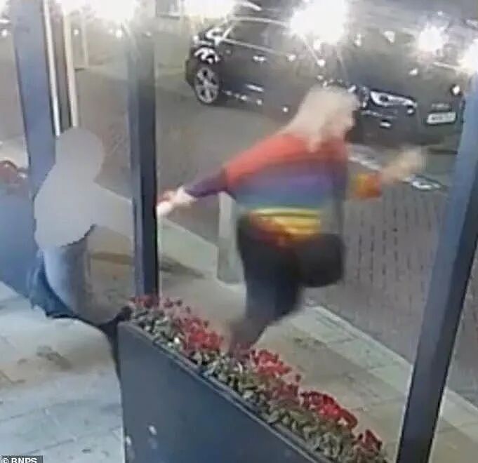 离大谱！大妈冲进餐厅强行放生龙虾，结果人家是宠物，直接被她救死了...（组图） - 5