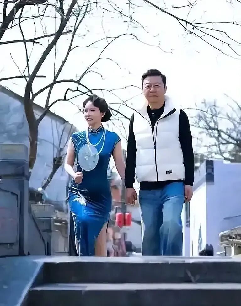 郭涛携小17岁妻子大理补拍婚纱照！儿子石头185cm帮妈妈提裙摆，20年恩爱藏不住（组图） - 3