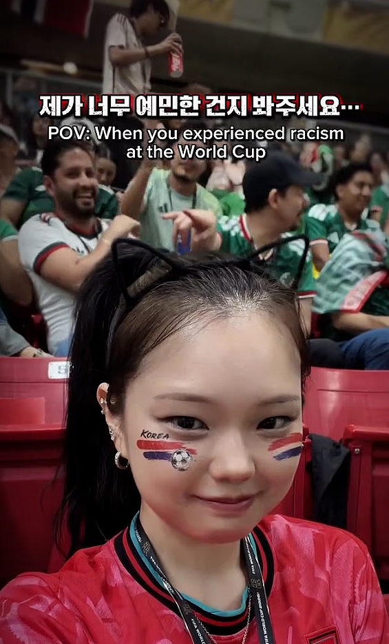这下惨了！墨西哥球迷对韩国女孩做“眯眯眼”手势，身份被扒，工作也丢了！ - 4